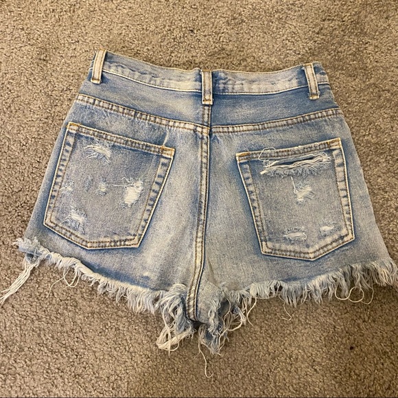 Light wash distressed high waisted denim shorts - Picture 3 of 3